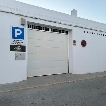 Riam Suites Apartamentos Los Palacios Y Villafranca Luaran gambar