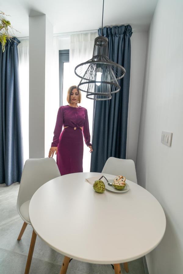 Riam Suites Apartamentos Los Palacios Y Villafranca Luaran gambar
