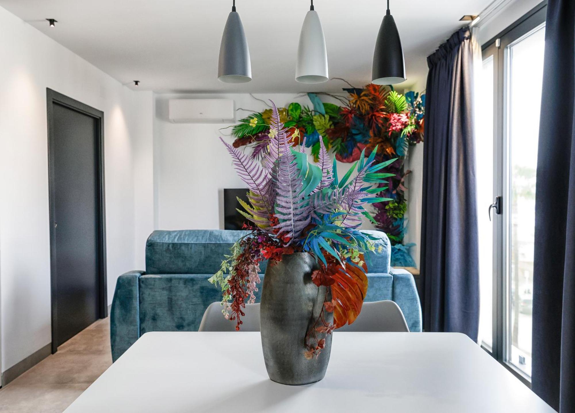 Riam Suites Apartamentos Los Palacios Y Villafranca Luaran gambar