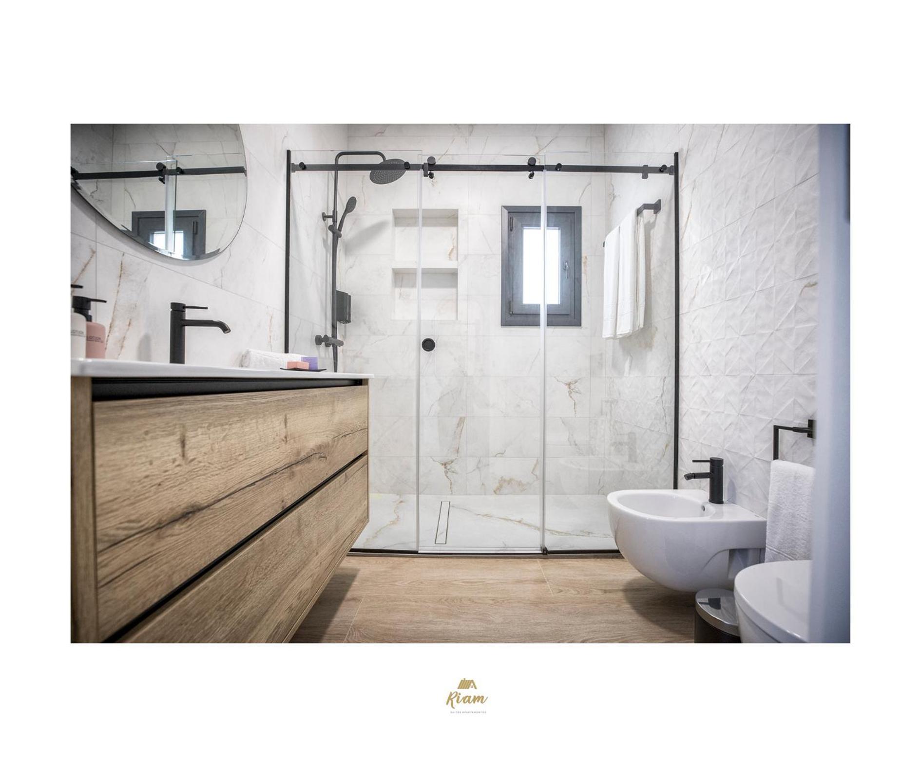 Riam Suites Apartamentos Los Palacios Y Villafranca Luaran gambar