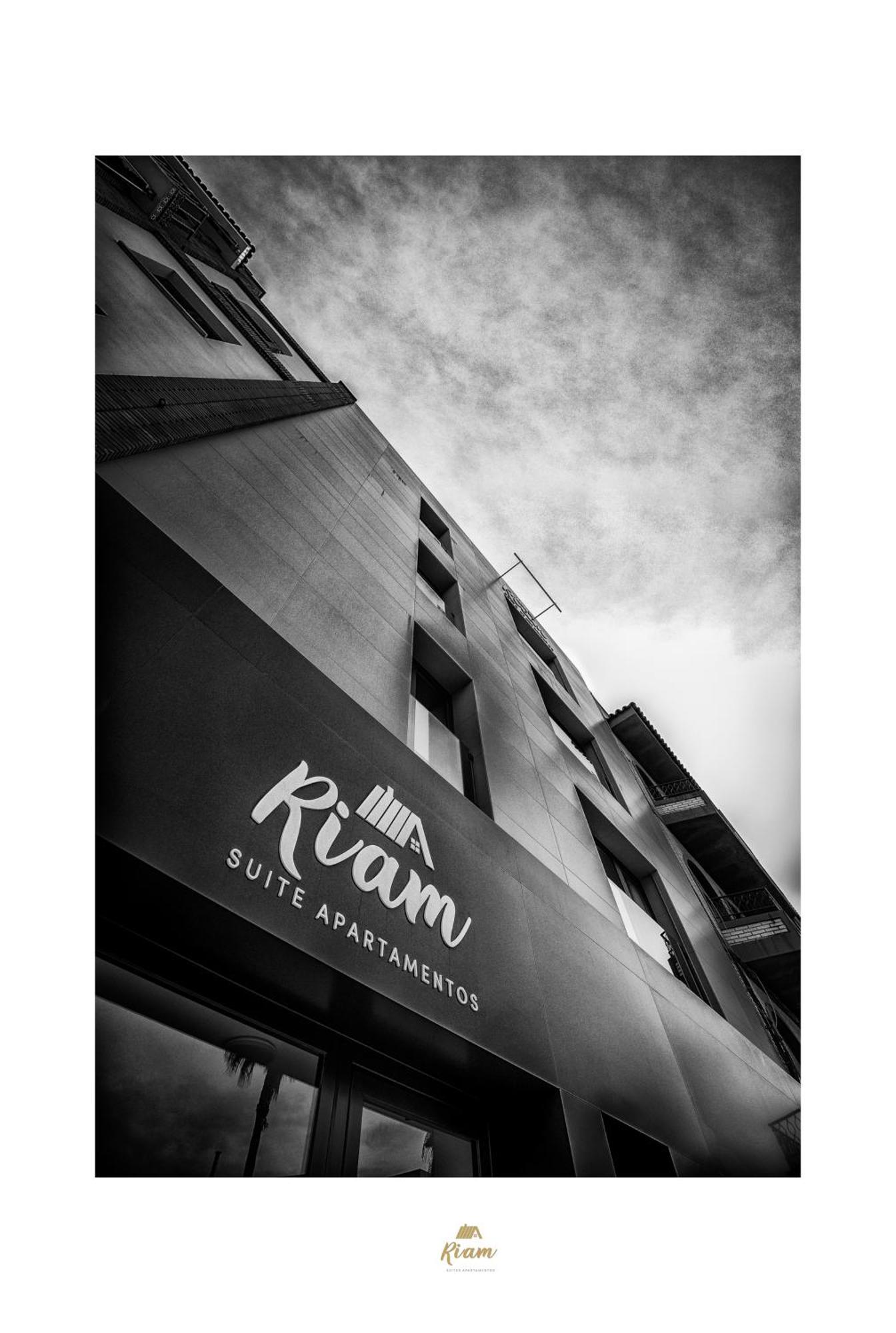 Riam Suites Apartamentos Los Palacios Y Villafranca Luaran gambar