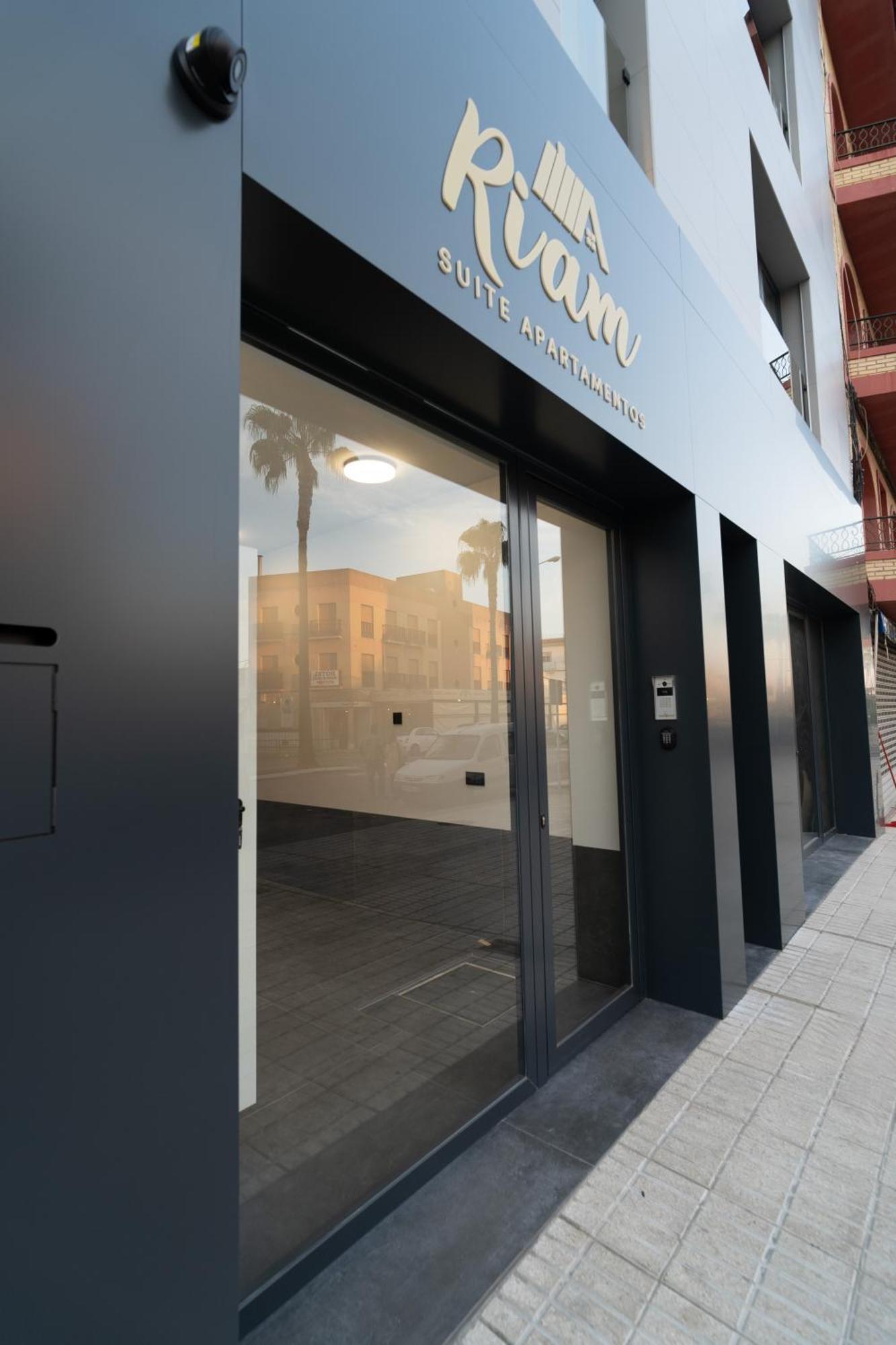 Riam Suites Apartamentos Los Palacios Y Villafranca Luaran gambar