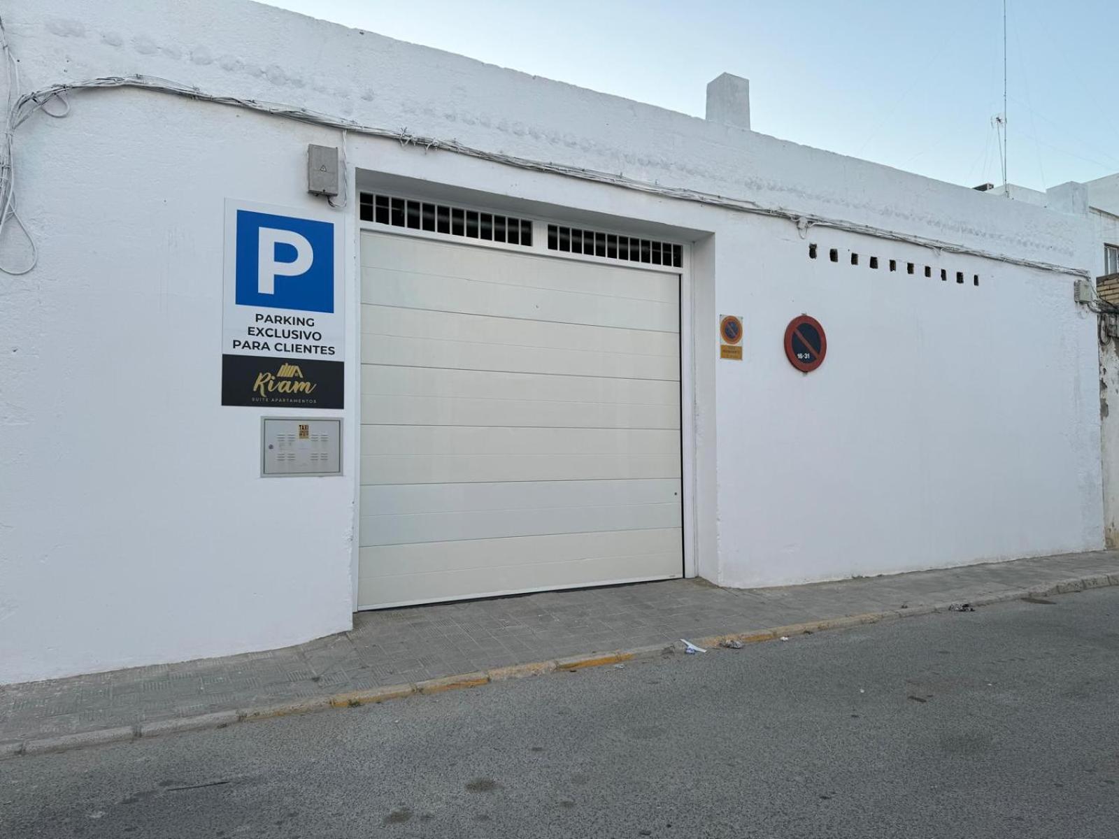 Riam Suites Apartamentos Los Palacios Y Villafranca Luaran gambar