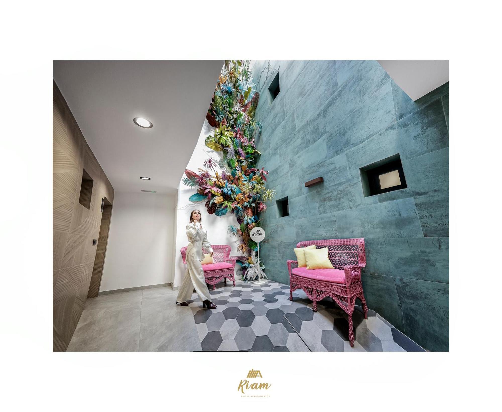 Riam Suites Apartamentos Los Palacios Y Villafranca Luaran gambar